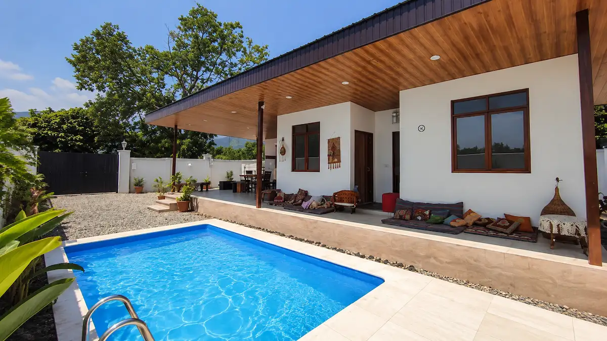 ویلا استخردار مدرن در منطقه جنگلی توتکابن گیلان با منظرهای سرسبز و آرامشبخش، مناسب اقامت گردشگران در طبیعت شمال ایران.